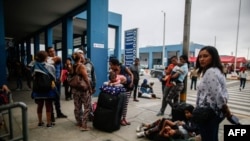 Los migrantes venezolanos esperan para ingresar a Perú, en las instalaciones del CEBAF (Centro de Atención Fronteriza Binacional) en Tumbes, Perú,