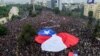 Foto de archivo aéreo tomada el 8 de noviembre de 2019 de personas que se manifestaban con una bandera nacional chilena gigante contra el gobierno del presidente de Chile, Sebastián Piñera, en Santiago.