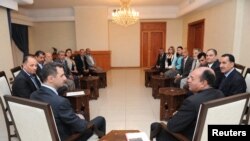 Presiden Suriah Bashar al-Assad (kiri) bersama Shukri Bin Suleiman Harmasi (kanan) dan delegasi Tunisia saat berkunjung di Damaskus (23/5).