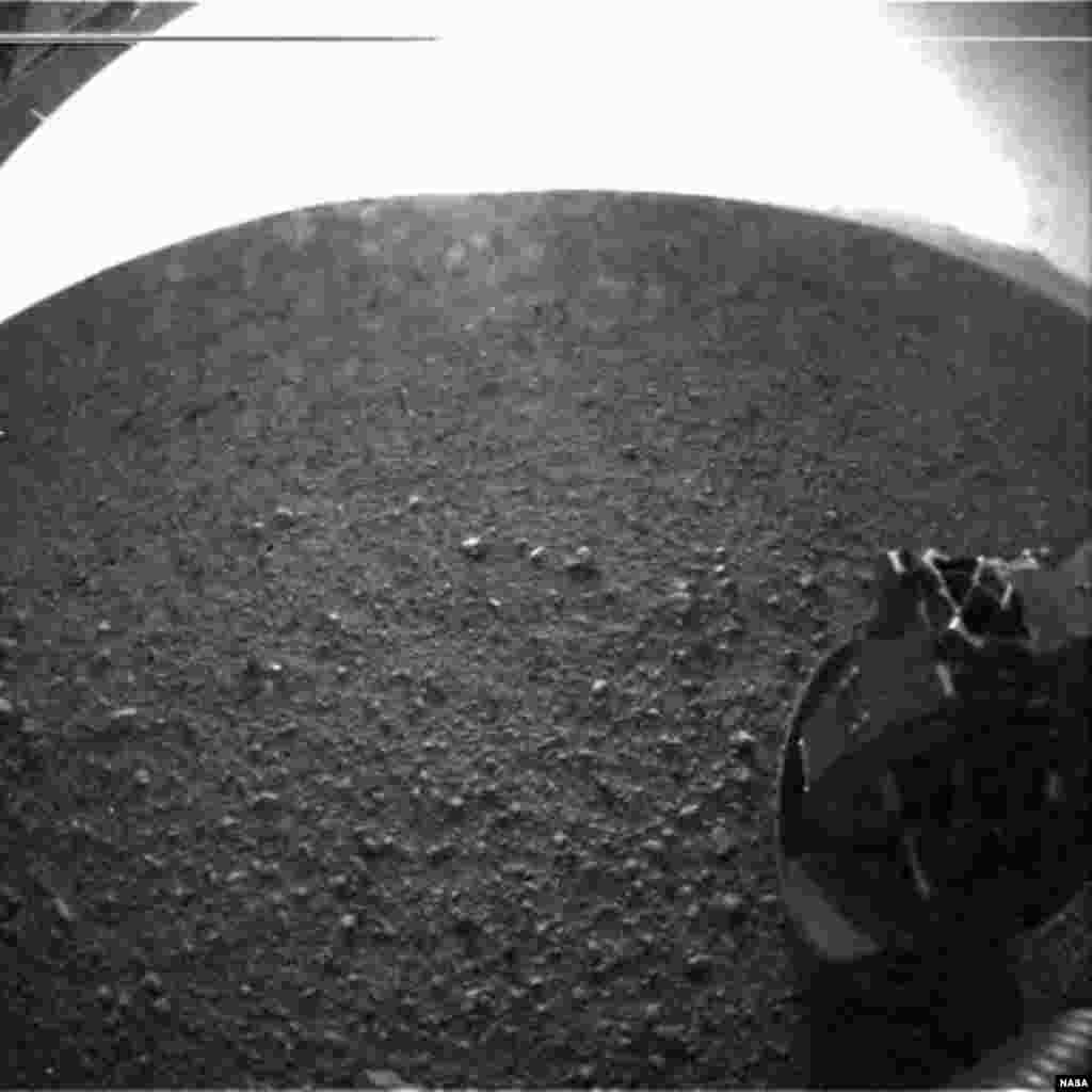 Fotografía del terreno marciano desde el Curiosity a través de un objetivo de ojo de pez. 