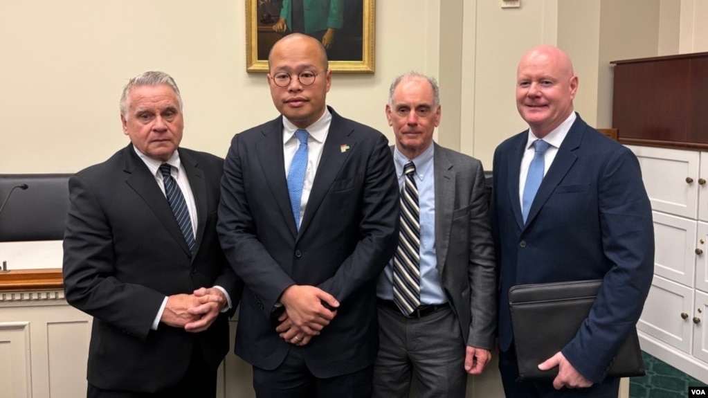 美国国会暨行政当局中国委员会召开听证会讨论香港壹传媒创办人黎智英被关押一案，出席证人(右起)传统基金会研究员叶望辉、香港自由委员会基金会主席祈福德、黎智英之子黎崇恩，与委员会共同主席克里斯·史密斯(左)合影。(2026年9月16日，美国之音记者李逸华摄)
