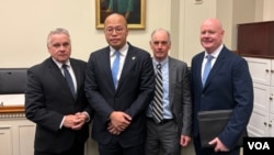 美国国会暨行政当局中国委员会召开听证会讨论香港壹传媒创办人黎智英被关押一案，出席证人(右起)传统基金会研究员叶望辉、香港自由委员会基金会主席祈福德、黎智英之子黎崇恩，与委员会共同主席克里斯·史密斯(左)合影。(2026年9月16日，美国之音记者李逸华摄)