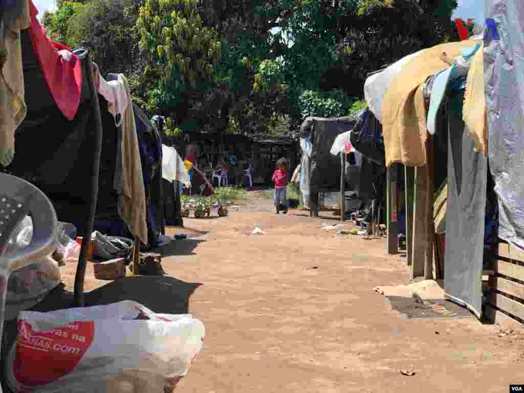 Una niña va caminando por las carpas del refugio improvisado creado por venezolanos en el vecindario Jardim Floresta, fronterizo de Brasil. Foto: Celia Mendoza - VOA