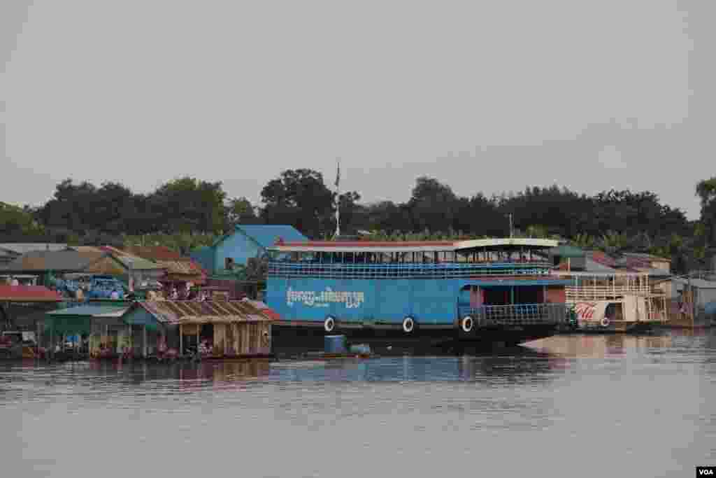 A village in Akrey Ksatr Commune, Kandal Province, Cambodia, September 27, 2014. (Nov Povleakhena/VOA Khmer)