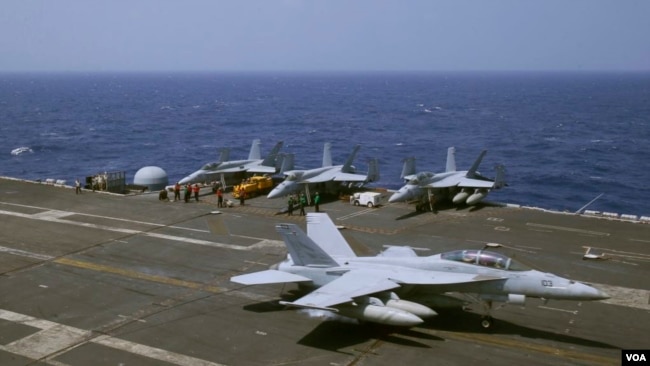Chiến đấu cơ hải quân F18 của Mỹ hạ cánh trên tàu sân bay USS Carl Vinson trong cuộc tuần tra trên biển Đông vào tháng 3 vừa qua.