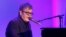 La actuación de Elton John coincide con la presentación de su álbum "El trampolín".