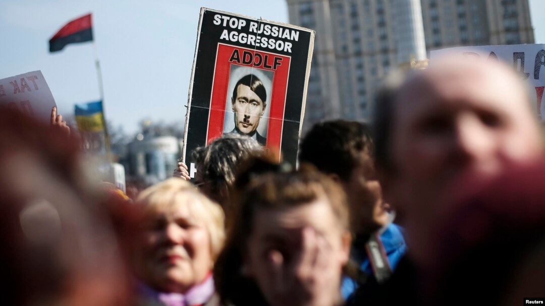 Kiyevda Rossiyaga qarshi o'tkazilgan namoyishda Vadimir Putin Adolf Gitler qiyofasida ko'rsatildi, 23-mart, 2014-yil.