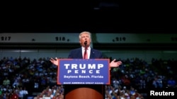 Capres Partai Republik AS Donald Trump berkampanye di Daytona Beach, Florida Rabu (3/8).