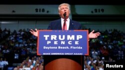 Donald Trump berpidato pada kampanye di Ocean Center, di kota Daytona Beach, Florida (3/8). 