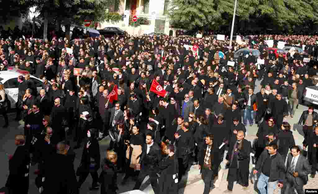 تظاهرات وکلای تونسی علیه مالیات های پیشنهادی دولت.