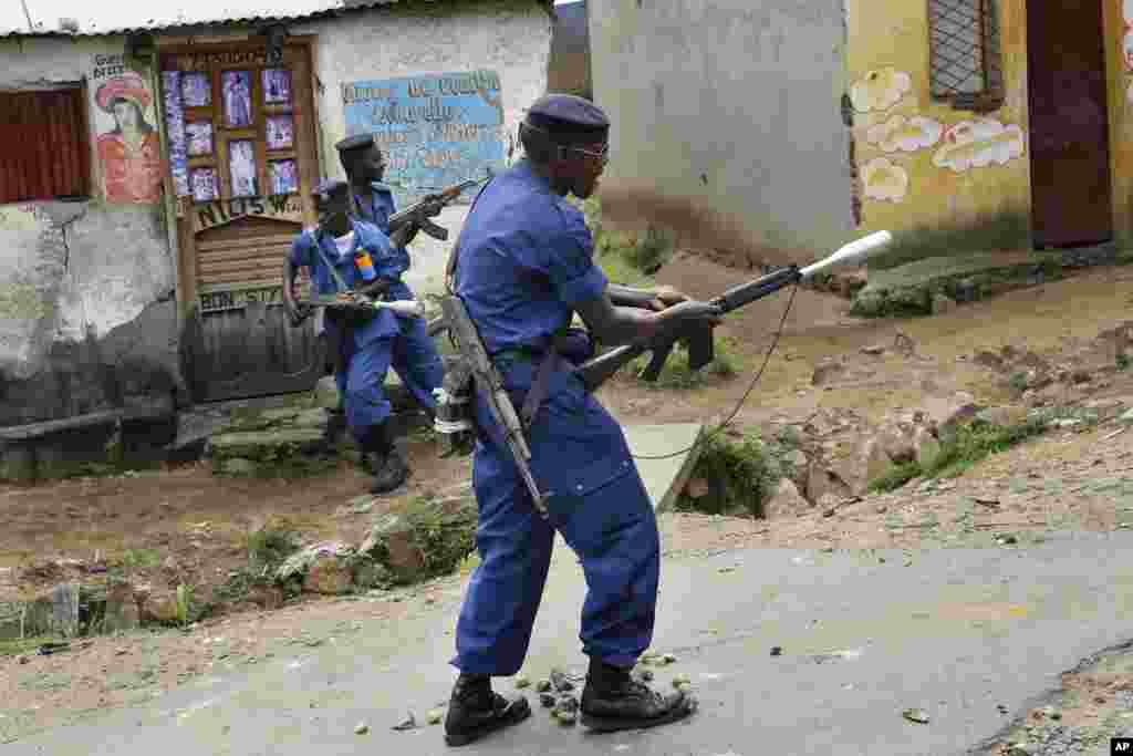 Police fire live rounds and tear gas to disperse demonstrators protesting the president&#39;s decision to seek a third term, Bujumbura, May 20, 2015.