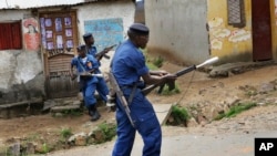 La police pourshasse des manifestants dans le quartier de Musaga, à Bujumbura, Burundi, mercredi 20 mai 2015.