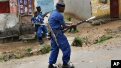 Des officiers de police burundais, à Bujumbura, Burundi, le 20 mai 2015.