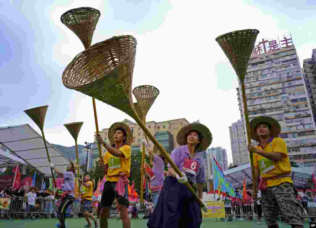 홍콩 시내에서 열린 &#39;배고픈 유령&#39; 축제에서 참가자들이 쌀을 담기 위해 준비하고 있다.