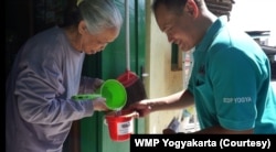 Masyarakat berperan aktif dalam penelitian dengan menjaga ember nyamuk wolbachia di rumahnya. (Foto: Courtesy/WMP Yogyakarta)