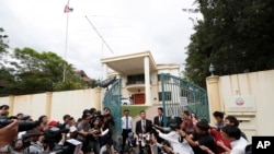 مقام های سفارت کره شمالی در محل سفارت این کشور در کوالالامپور به خبرنگاران پاسخ می دهند