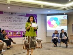 Livia Iskandar dari Lembaga Bantuan Hukum (LBH) APIK, saat meluncurkan Catatan Tahunan 2019, Selasa (10/12) di Jakarta. (Foto: VOA/Fathiyah)