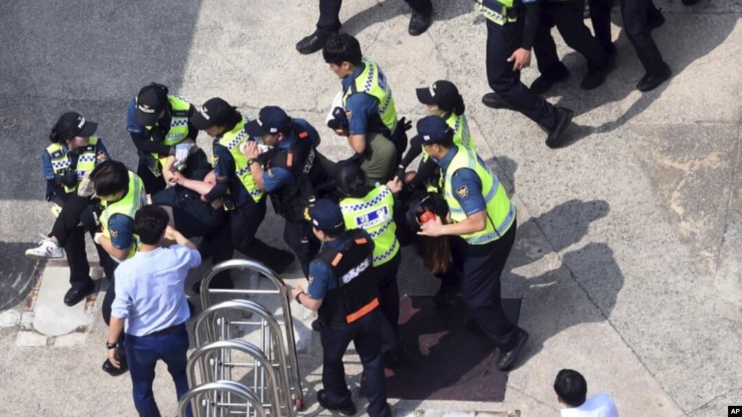 Polisi Korea Selatan menahan demonstran di depan konsulat Jepang di Busan, Korea Selatan, Senin, 22 Juli 2019. (Huh Kyung-min/Newsis via AP)