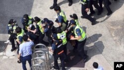 Polisi Korea Selatan menahan demonstran di depan konsulat Jepang di Busan, Korea Selatan, Senin, 22 Juli 2019. (Huh Kyung-min/Newsis via AP)