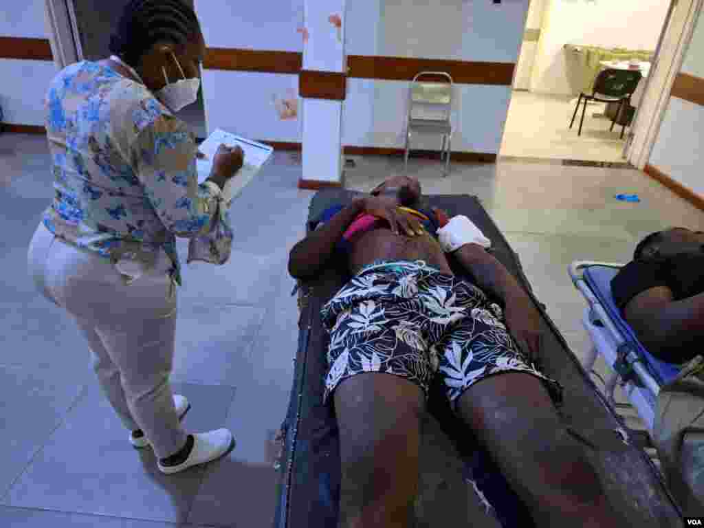 Feridos nas urgências do Hospital Central de Maputo em resultados dos protestos eleitorais em Moçambique. Fotografia de Francisco Júnior