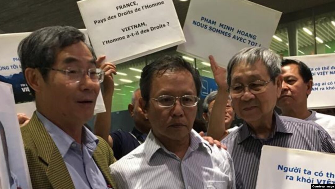 Ông Phạm Minh Hoàng tại sân bay ở Paris hôm 25/6.