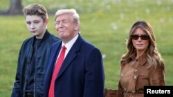 Presiden AS Donald Trump dan ibu negara Melania Trump, bersama putra mereka, Barron.