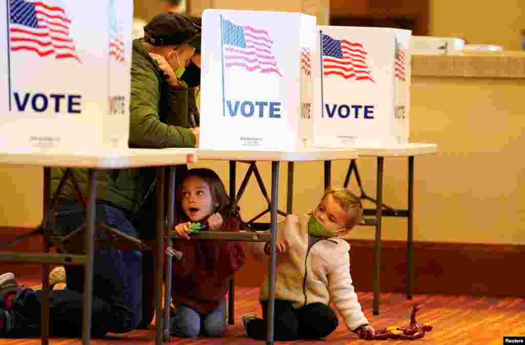 Una pareja llena sus boletas en un centro de votaci&#243;n el d&#237;a de las elecciones en Jeffersontown, Kentucky, el 3 de noviembre de 2020.