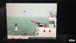 日本海上保安廳公開5月18日在釣魚島附近海域拍攝到中國海警船放飛疑似小型無人機的錄像（截圖）