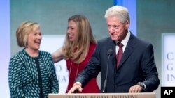 Хиллари Клинтон, Билл Клинтон и их дочь Челси (архивное фото)