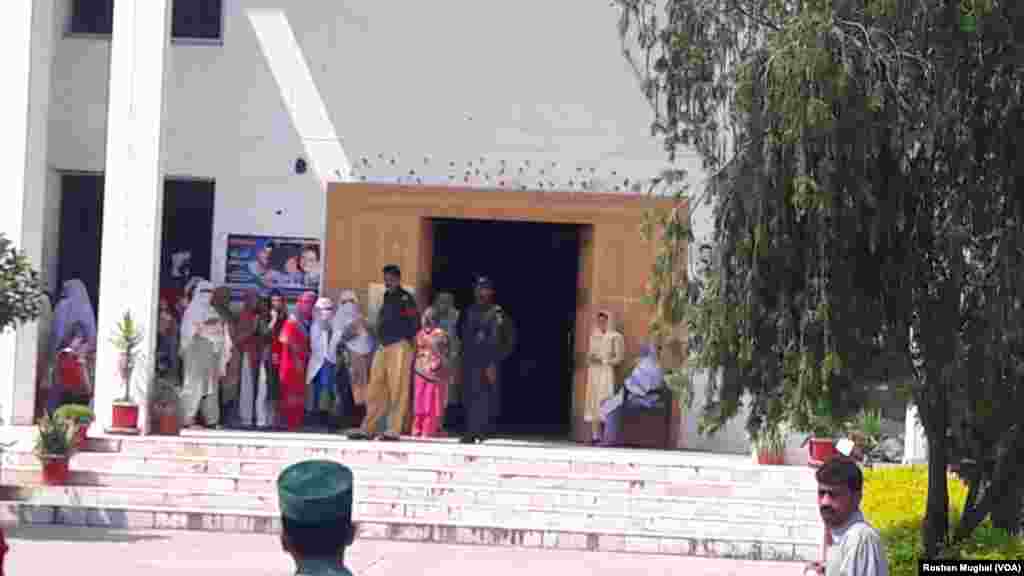 قانون ساز اسمبلی کی 29 نشستیں پاکستانی کشمیر کے مختلف اضلاع جب کہ 12 پاکستان میں مقیم کشمیر مہاجرین کے لیے مختص ہیں۔