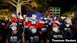 Simpatizantes de uno de los candidatos para alcalde recorren las calles de San Salvador, el jueves, durante el último día permitido para hacer campaña electoral.