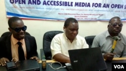 UMnu. Abraham Mateta (esandleni sokunene), UMnu. Masimba Kuchera (ophakwathi kwababili laba) loMnu. Denias Mudzingwa.