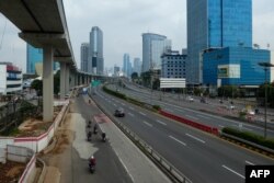 Jalan-jalan di Jakarta tampak sepi setelah penerapan Pembatasan Sosial Skala Besar (PSBB) di tengah wabah virus corona (COVID-19), Jumat, 10 April 2020. (Foto: AFP)