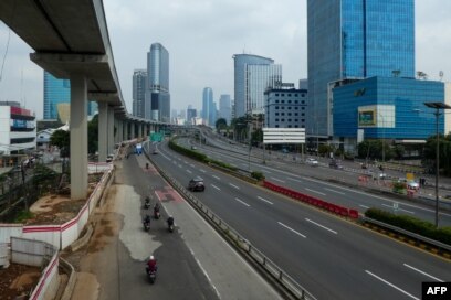 Jalan-jalan di Jakarta tampak sepi setelah penerapan Pembatasan Sosial Skala Besar (PSBB) di tengah wabah virus corona (Covid-19), Jumat, 10 April 2020. (Foto: AFP)