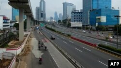 Jalan-jalan di Jakarta tampak lengang setelah penerapan Pembatasan Sosial Skala Besar (PSBB) di tengah wabah virus corona (COVID-19). (Foto: AFP)