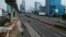 Jalan-jalan di Jakarta tampak lengang setelah penerapan Pembatasan Sosial Skala Besar (PSBB) di tengah wabah virus corona (COVID-19). (Foto: AFP)