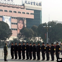 在人民广场操练的联防队员