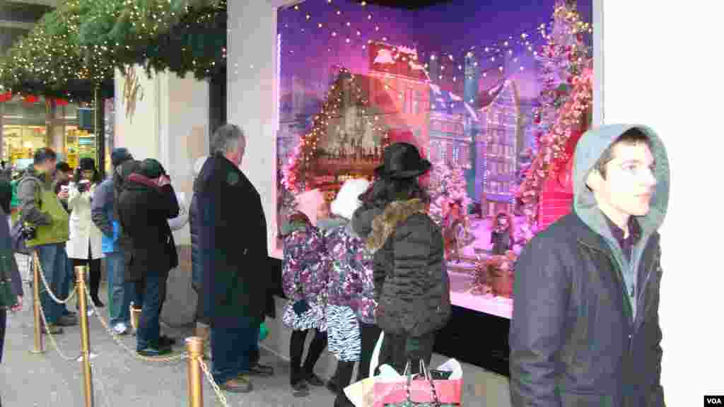 民众排队观赏橱窗陈设 &nbsp;