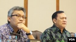 Dari kiri: Diffy Johansyah (Kepala Biro Humas BI), dan Agus Martowardoyo (Gubernur BI) dalam diskusi mengenai ekonomi dan perbankan Indonesia di Jakarta, 17 Januari 2014 (VOA/Iris Gera).