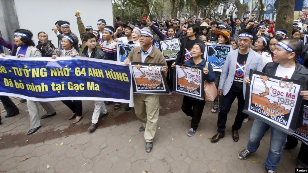 Người dân Việt xuống đường biểu tình tưởng niệm các chiến sỹ đã hy sinh trong trận hải chiến ở Gạc Ma ở Hà Nội, ngày 14/3/2016.