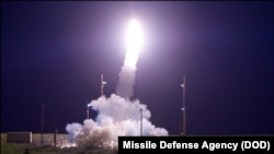 Sebuah misil anti-balistik Terminal Unite Area Defense (THAAD) diluncurkan dari Kompleks Spaceport Pasifik Alaska di Kodiak, Alaska, saat uji coba THAAD (FTT) -18, 11 Juli 2017.