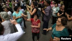 Para manula menari dalam acara Hari Manula Internasional di Sao Paulo, Brazil. (Foto: Dok)