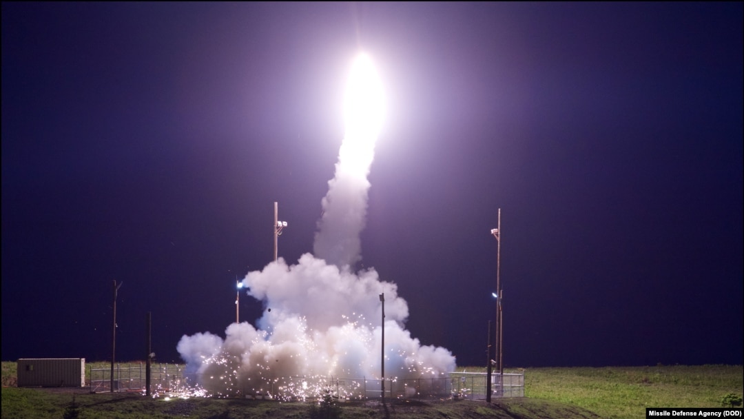 Sebuah misil anti-balistik Terminal Unite Area Defense (THAAD) diluncurkan dari Kompleks Spaceport Pasifik Alaska di Kodiak, Alaska, saat uji coba THAAD (FTT) -18, 11 Juli 2017.