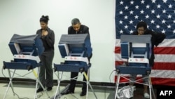 Le président Barack Obama a voté mardi à Chicago, dans l'Illinois (AFP)