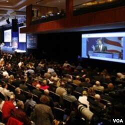 Pendukung Partai Republik mendengarkan pidato Ron Paul dalam pertemuan CPAC di Washington DC.