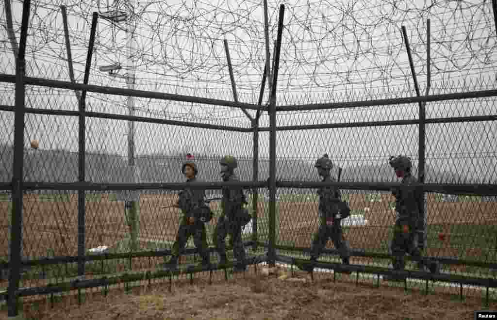 Južnokorejska vojna patrola blizu demilitarizovane zone između dve Koreje,. 5. april, 2013.