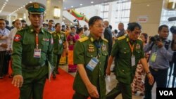 Panglima Militer Myanmar Min Aung Hlaing tiba di Naypyitaw untuk melakukan pembicaraan damai dengan China, 24 Mei 2017. (A. N. Soe for VOA)