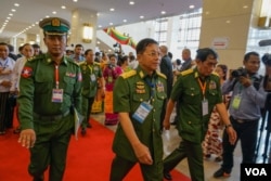 Myanmar Commander in Chief Min Aung Hlaing arrives at peace talks in Naypyitaw, May 24, 2017. (A. N. Soe for VOA)