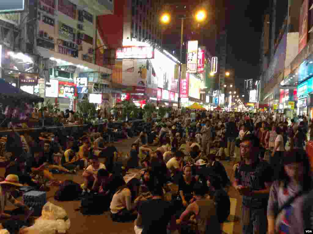 香港警民在旺角对峙 (美国之音海彦 拍摄)