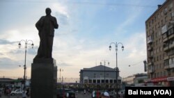 莫斯科亞羅斯拉夫火車站廣場上的列寧塑像。(美國之音白樺拍攝)